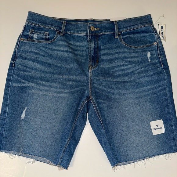NWT Old Navy Women’s Bermuda Shorts Size 12 Denim 9” Inseam Frayed Hem Casual - Picture 1 of 6